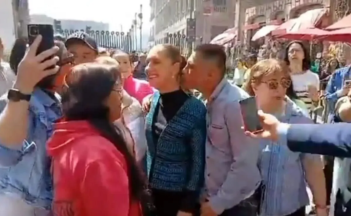  La presidenta vivió un incómodo momento mientras saludaba a simpatizantes afuera de Palacio Nacional. 