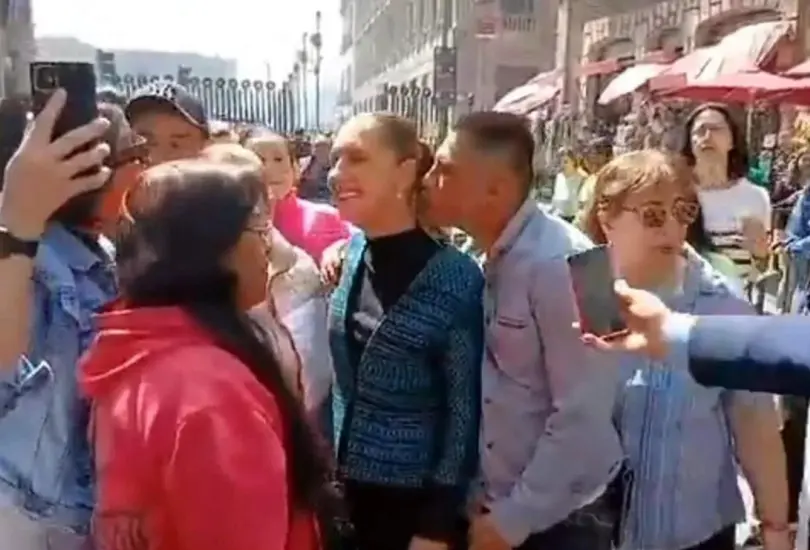 La presidenta vivió un incómodo momento mientras saludaba a simpatizantes afuera de Palacio Nacional. La presidenta vivió un incómodo momento mientras saludaba a simpatizantes afuera de Palacio Nacional.