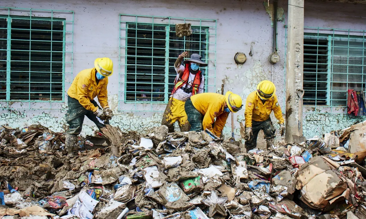  Busca que habitantes de zonas rurales colaboren directamente en la limpieza, reparación y reconstrucción de caminos dañados por las lluvias recientes. 