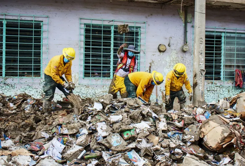 Busca que habitantes de zonas rurales colaboren directamente en la limpieza, reparación y reconstrucción de caminos dañados por las lluvias recientes. Busca que habitantes de zonas rurales colaboren directamente en la limpieza, reparación y reconstrucción de caminos dañados por las lluvias recientes.