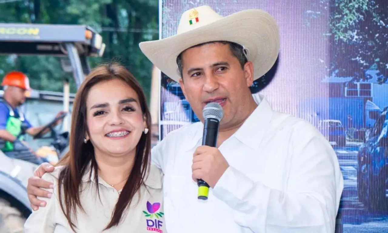  Grecia Quiroz junto a Carlos Manzo. 