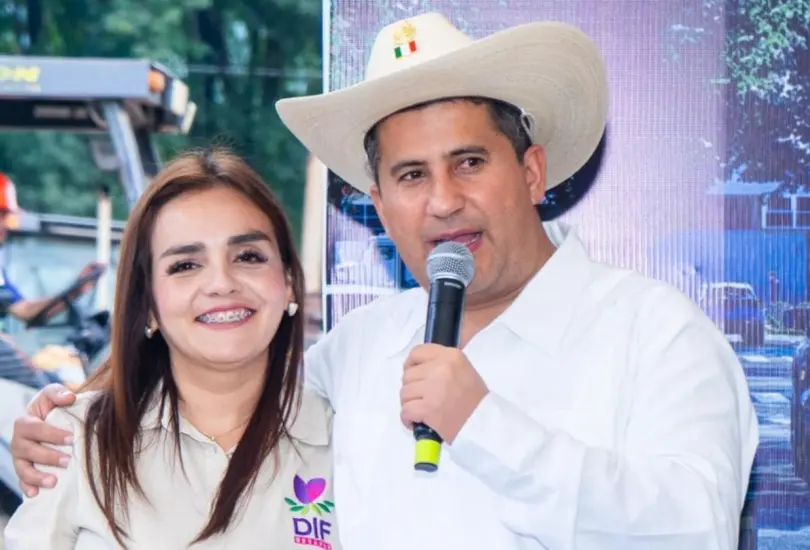 Grecia Quiroz junto a Carlos Manzo.