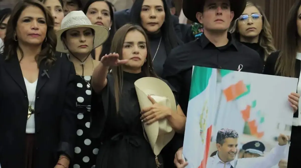  La esposa de Carlos Manzo fue propuesta por el llamado “Movimiento del Sombrero”.Grec 