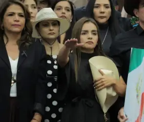 Grecia Quiroz rinde protesta como alcaldesa de Uruapan: "Dejar&eacute; el M&eacute;xico que Carlos hubiera querido"