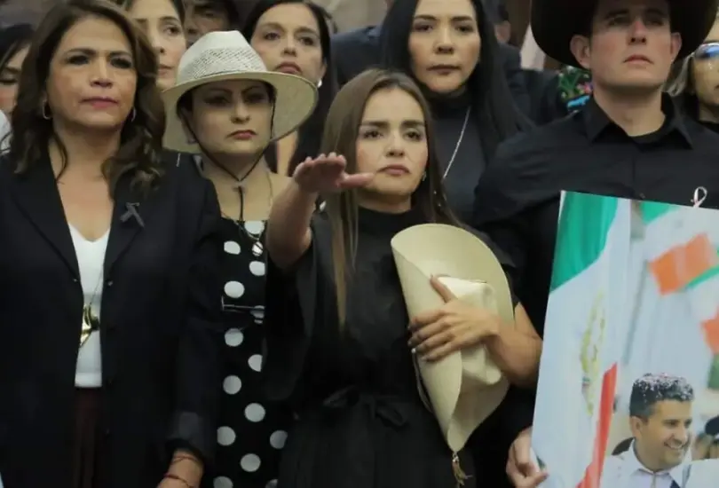 La esposa de Carlos Manzo fue propuesta por el llamado "Movimiento del Sombrero".Grec