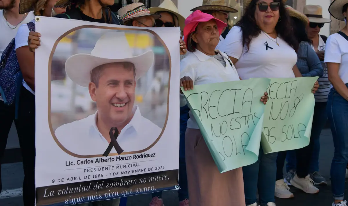 Partidarias de Grecia Quiroz fuera del Congreso de Michoacán, previo a su toma de protesta como alcaldesa suplente de Uruapan. Especial