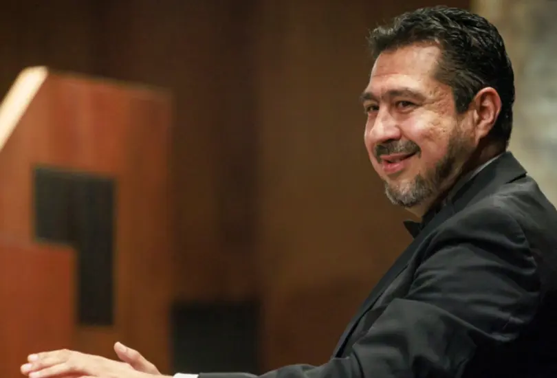 Entre árboles, naturaleza y el ambiente relajado de Chapultepec, las notas del violín y los acordes de la orquesta prometen envolver al público en una atmósfera única. Entre árboles, naturaleza y el ambiente relajado de Chapultepec, las notas del violín y los acordes de la orquesta prometen envolver al público en una atmósfera única.