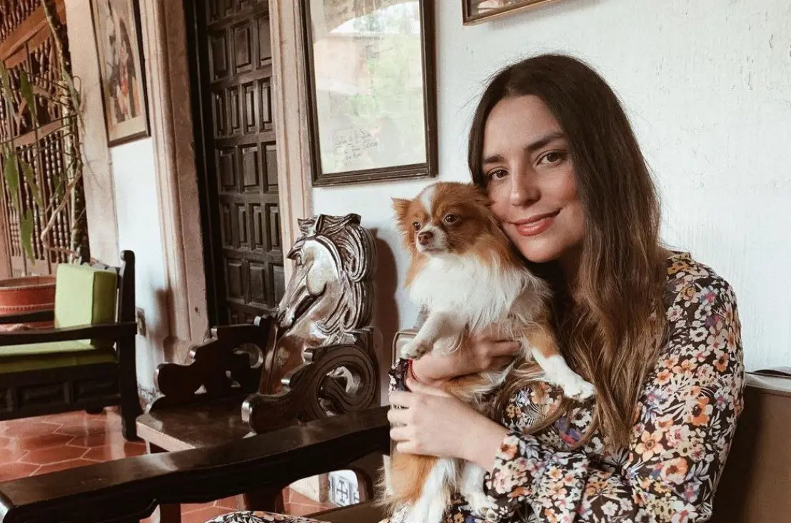 También comparte su gusto por la escritura y tiene un podcast en YouTube.