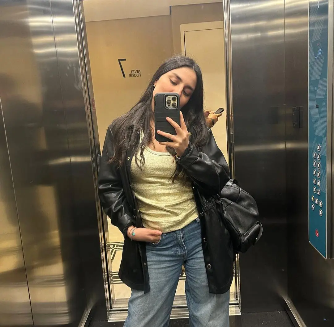 Es hermana melliza de Majo Aguilar, quien en los últimos años ha destacado en la música regional mexicana.