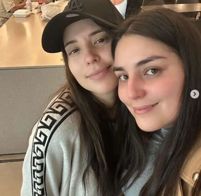 Constantemente acompaña a su hermana y su padre a eventos públicos.