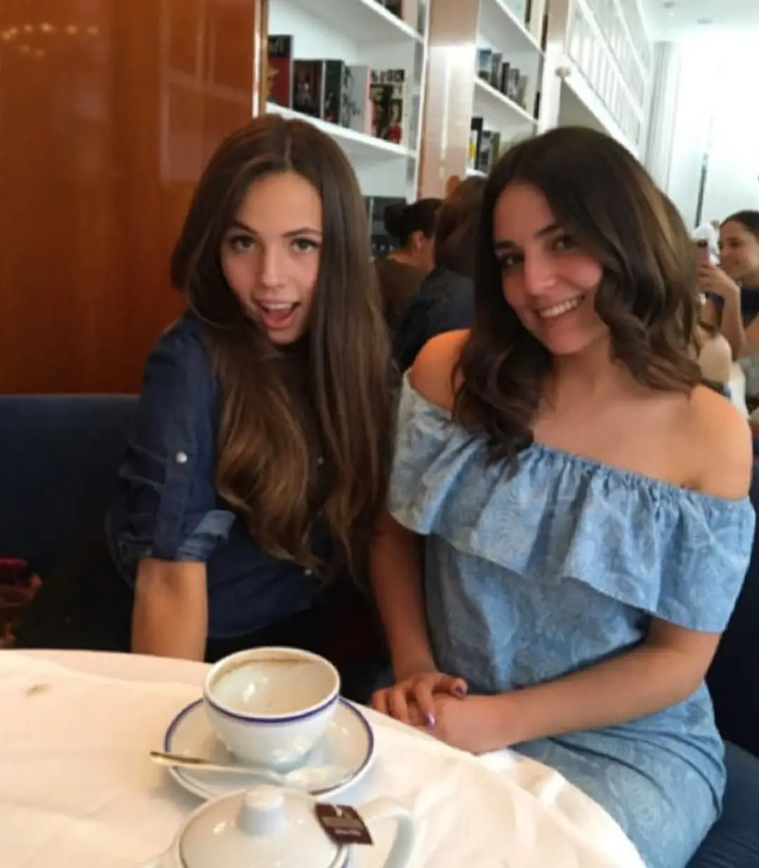 En ocasiones, los hijos de Pepe Aguilar, también suben fotos con ella.