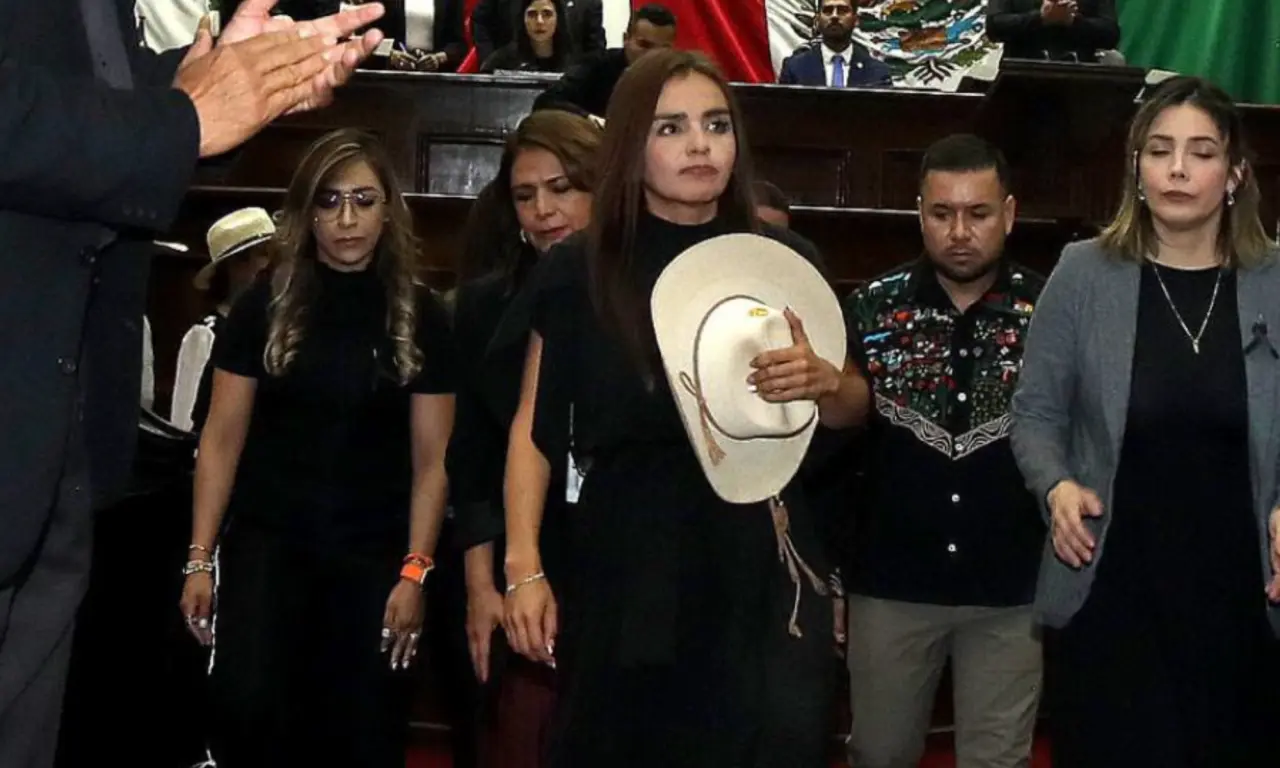  Quiroz había mostrado interés en participar en los comicios locales de 2024 como candidata a diputada, pero desistió para acompañar las labores de su esposo. 
 