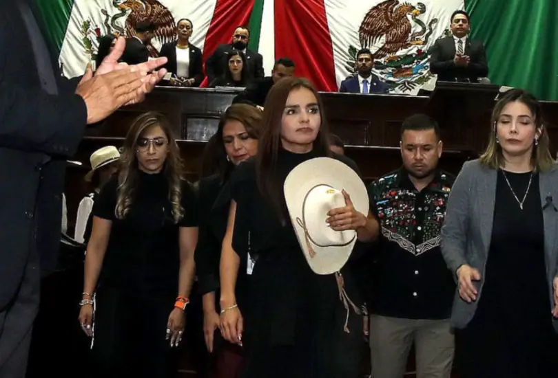 Quiroz había mostrado interés en participar en los comicios locales de 2024 como candidata a diputada, pero desistió para acompañar las labores de su esposo. Quiroz había mostrado interés en participar en los comicios locales de 2024 como candidata a diputada, pero desistió para acompañar las labores de su esposo.