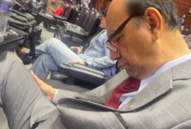 Usuarios de redes sociales reprocharon al legislador su aparente falta de compromiso en un momento decisivo para la definición de los recursos públicos. Usuarios de redes sociales reprocharon al legislador su aparente falta de compromiso en un momento decisivo para la definición de los recursos públicos.