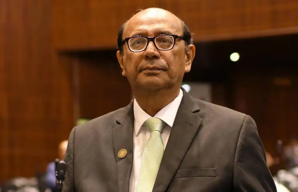 Aseguró que la imagen corresponde al 7 de octubre, cuando el trabajo legislativo se prolongó hasta la madrugada. Facebook.