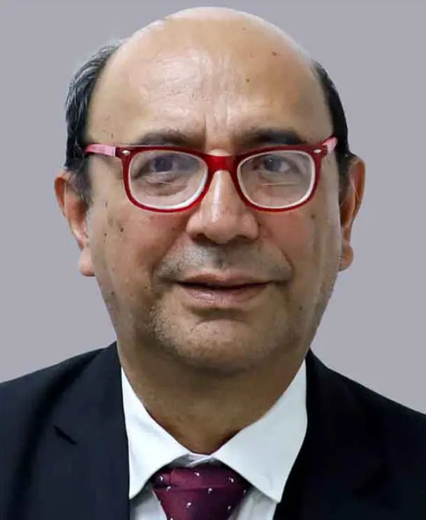 Originario de Coatzacoalcos, ha sido regidor primero y secretario de Gobernación municipal antes de integrarse a la LXVI Legislatura. Currícula LXVI.