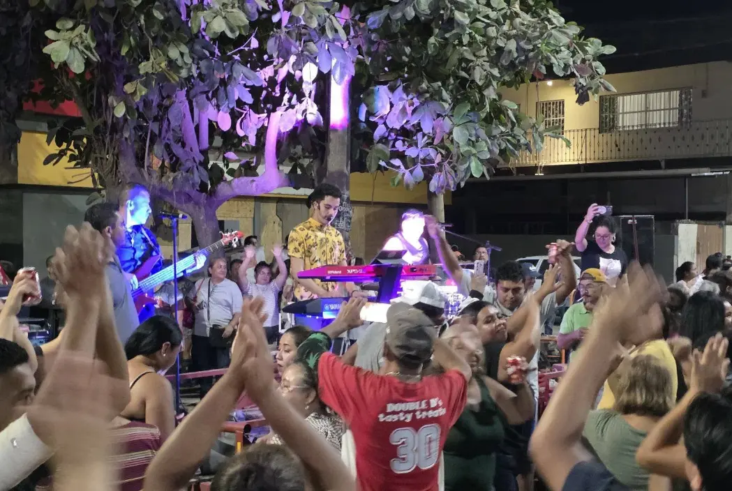 El momento más esperado de la tarde llegó con la presentación gratuita de Sebas Huesca, "El Rey de la Chunchaca". Facebook The Poza Rica News.