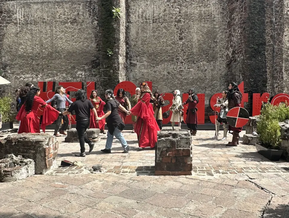 El festival combinará la práctica teatral con la investigación académica, generando un espacio de diálogo entre artistas, especialistas y espectadores. Facebook.