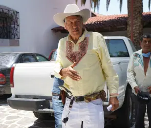 &iquest;Qui&eacute;n es el "Padre Pistolas"? El sacerdote guanajuatense que ha causado pol&eacute;mica