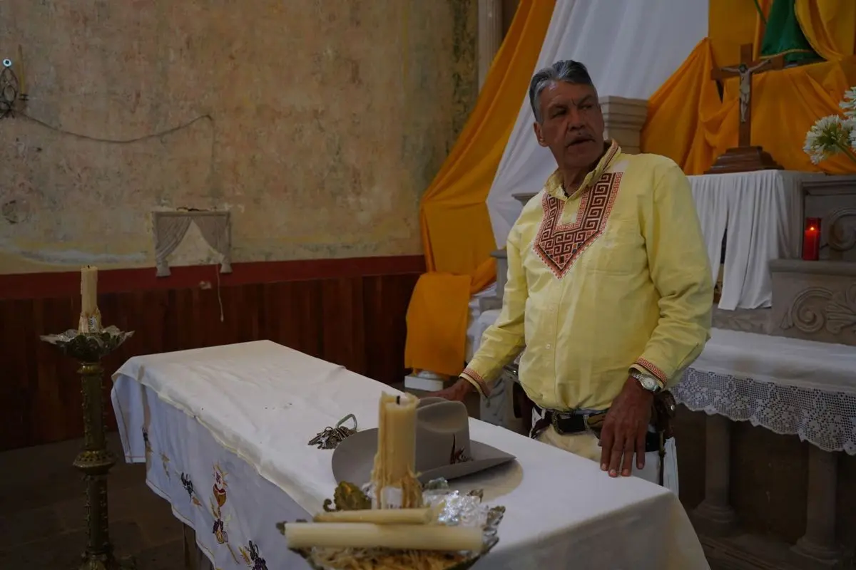 Además de oficiar misas, dirige obras públicas, vende remedios caseros y promueve proyectos sociales. Cuartoscuro.