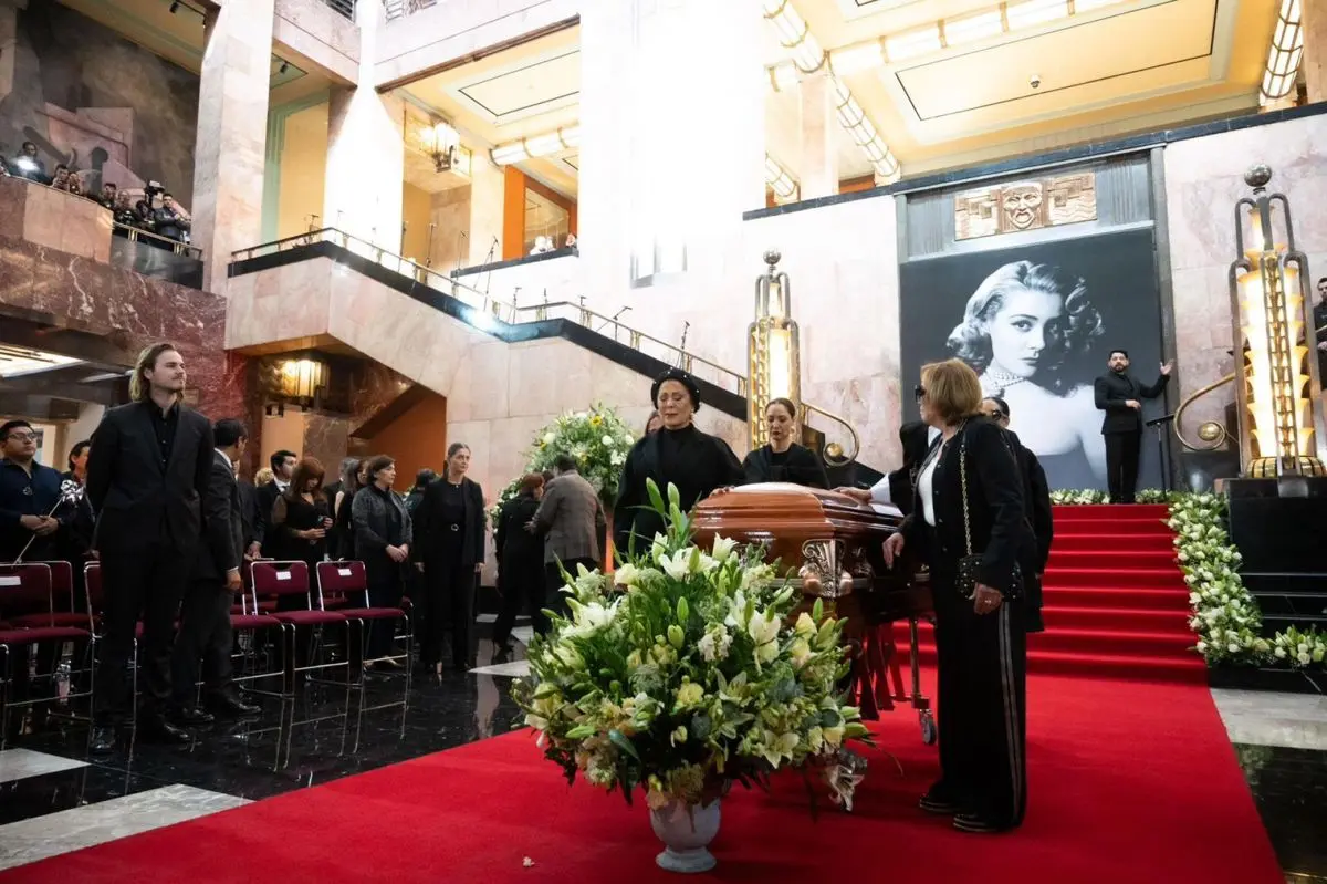 Tras su fallecimiento, fue homenajeada en el Palacio de Bellas Artes, donde familiares, amigos y colegas del espectáculo la despidieron entre aplausos. Cuartoscuro.