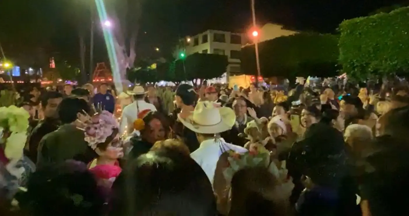  Carlos Manzo momentos antes de ser asesinado. 