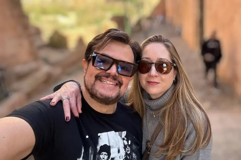 El músico aclaró que se dejaron de ver un año y estuvieron saliendo dos años como amigos, pero fue hasta que Karen cumplió 18 años que se hicieron novios.