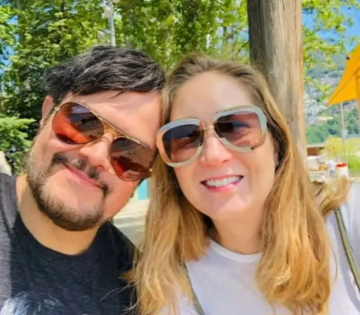 No se dedica al mundo del espectáculo, pero es hermana de la conductora Ingrid Coronado.