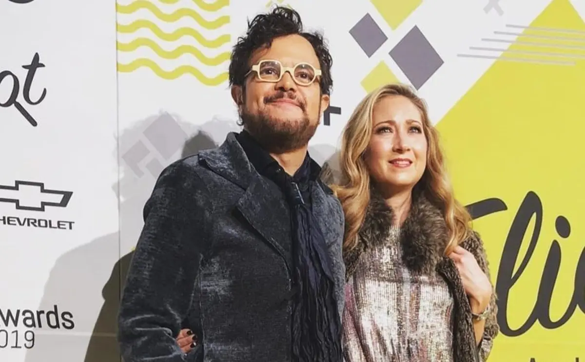 Fue luego de que dos de sus exmúsicos lo acusaran de haber tenido varias relaciones extramaritales durante años que el matrimonio de Syntek entró en crisis.