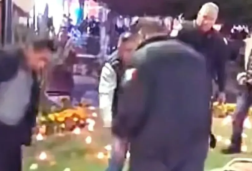 A pesar de la presencia de 14 elementos de la Guardia Nacional y 8 escoltas personales del edil, el adolescente logró acercarse y disparar siete veces contra el presidente municipal.