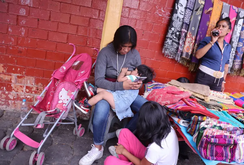 Los sujetos se hacen pasar por mujeres buscando entablar conversación y ganar confianza para luego solicitar fotos, videos o incluso leche materna.