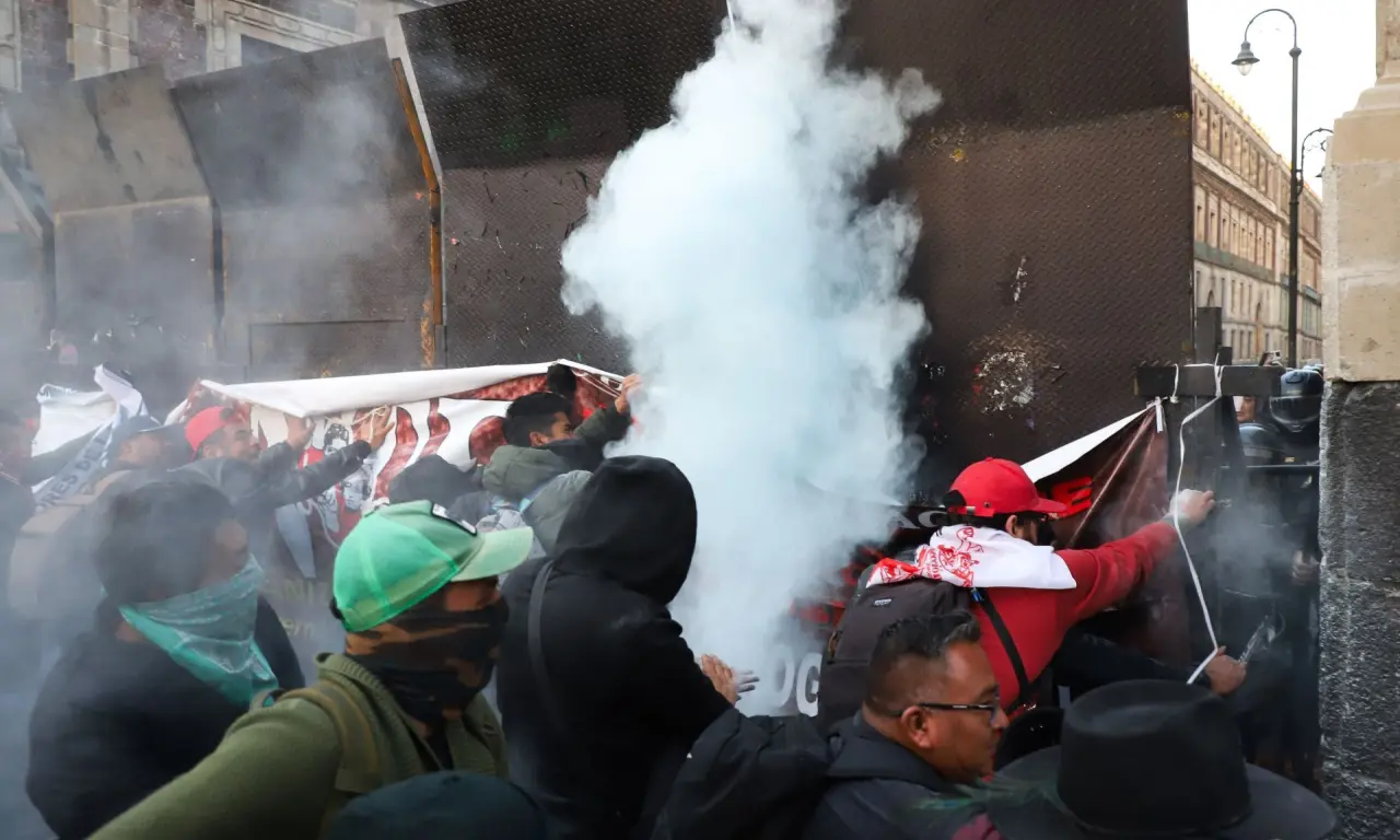  Los maestros de la CNTE tuvieron un enfrentamiento con policías. 