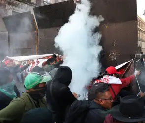Maestros de la CNTE intentan derribar vallas de Palacio Nacional para irrumpir en conferencia de Sheinbaum