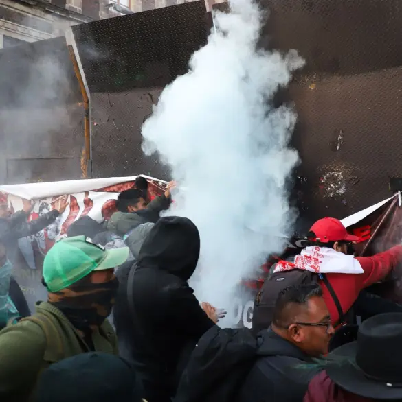 Maestros de la CNTE intentan derribar vallas de Palacio Nacional para irrumpir en conferencia de Sheinbaum