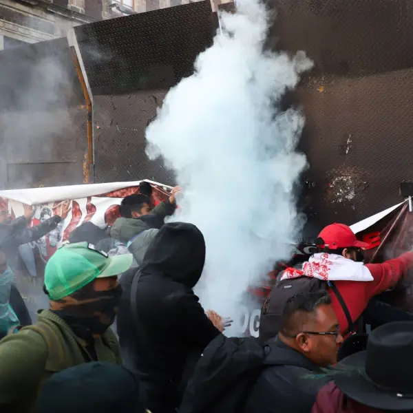 Maestros de la CNTE intentan derribar vallas de Palacio Nacional para irrumpir en conferencia de Sheinbaum
