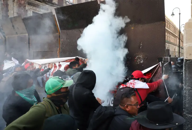Los maestros de la CNTE tuvieron un enfrentamiento con policías.