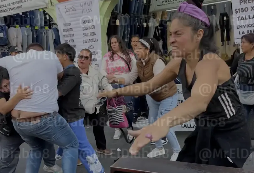 Clientes reciben golpiza por intentar cambiar un pantalón en el Centro Histórico, CDMX | VIDEO