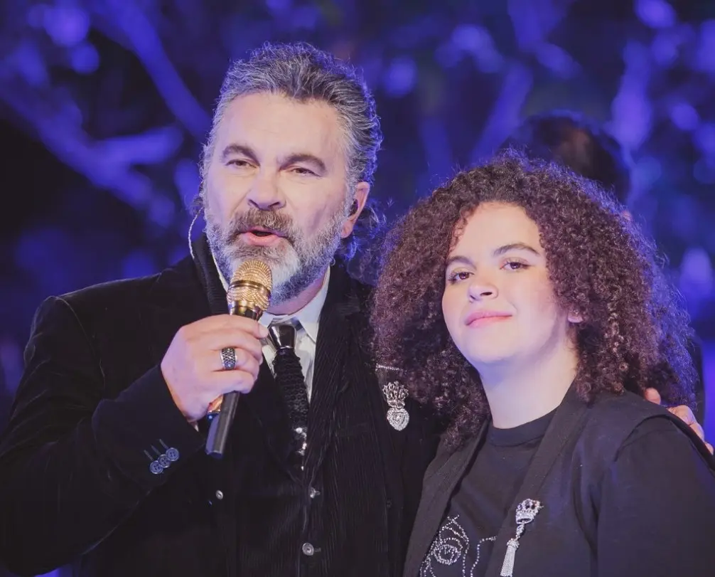 Ha compartido escenario con sus padres en sus conciertos y ha interpretado algunos temas.