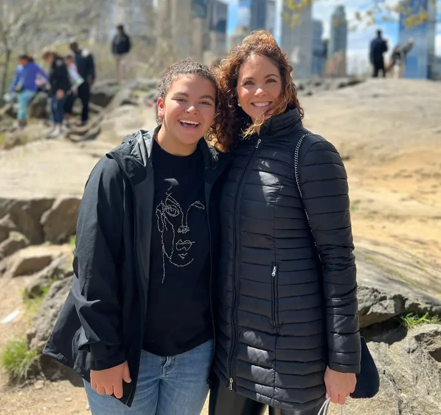 Estudió el bachillerato en Estados Unidos, donde fue parte del equipo de porristas de la escuela.<br>