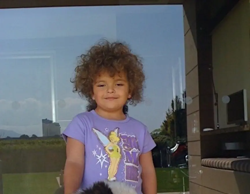 Es la hija menor de Manuel Mijares y Lucero Hogaza.