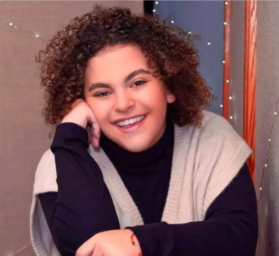 También ha grabado algunas canciones con sus papás.