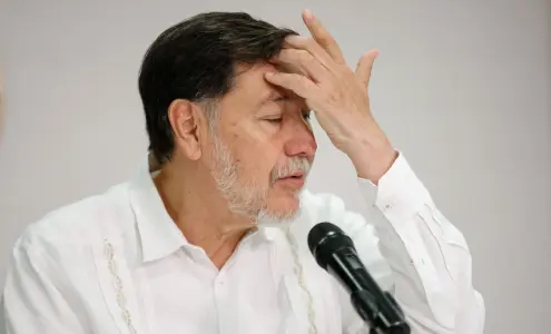 Senado habría pagado vuelo a Europa de 120 mil pesos a Noroña 