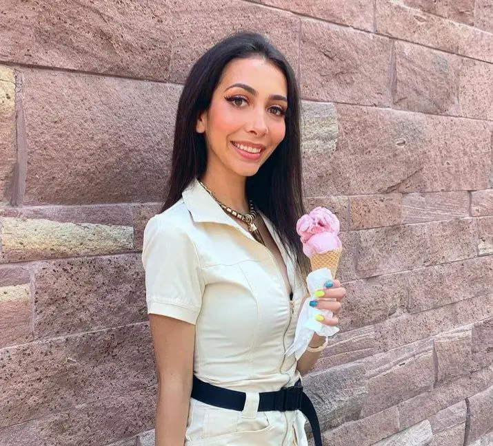 Está comenzando su carrera como cantante, pero está enfocada en baladas y pop. La joven ha elegido el nombre artístico de "Alisun" para darse a conocer.