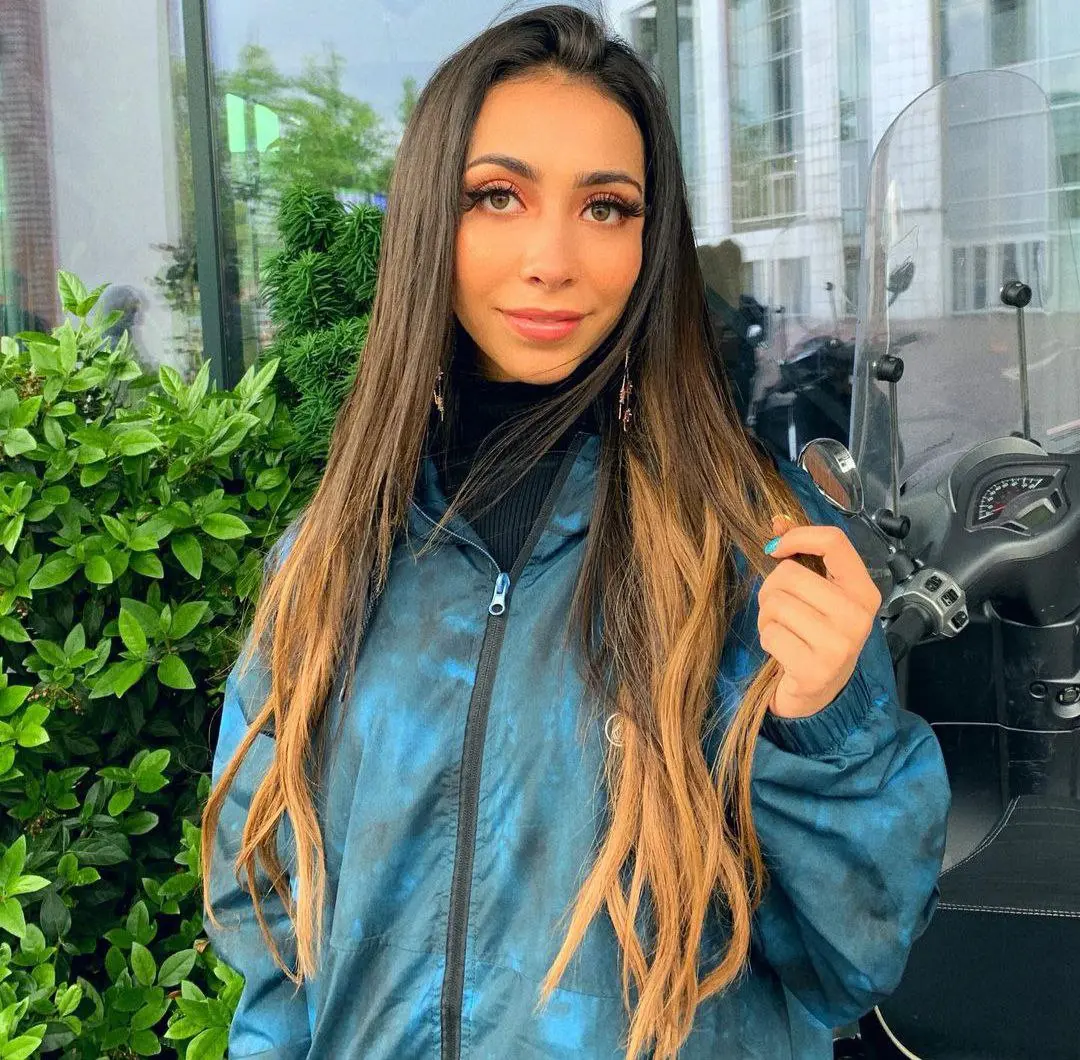 Alison Solís también ha grabado algunos sencillos en inglés y ha realizado algunos duetos con su hermana Marla.<br>