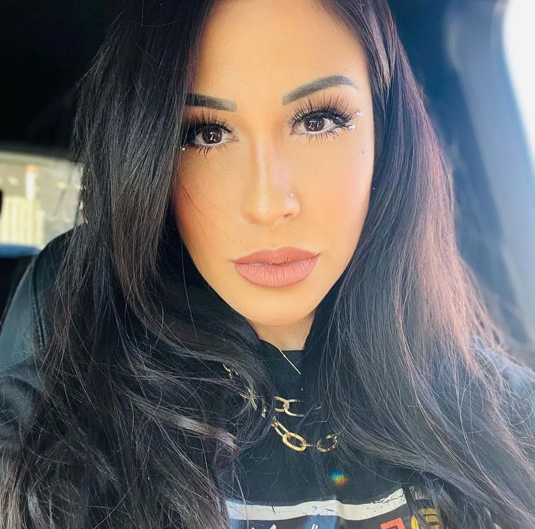 La joven es hija de la también cantante Beatriz Adriana Flores, la primera esposa de Marco Antonio.