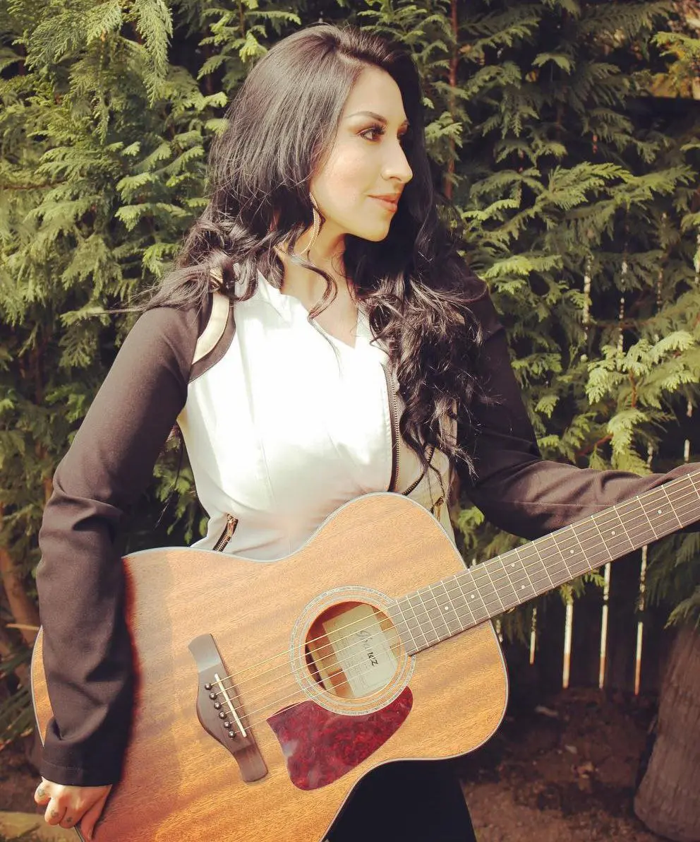 Betty Solís ha seguido los pasos de sus padres y ya ha lanzado siete álbumes musicales.