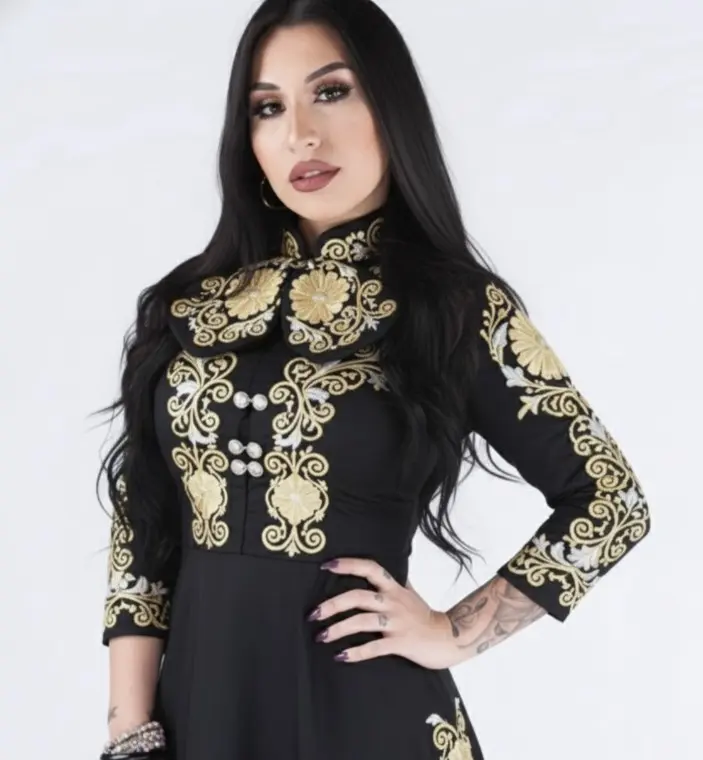 En Instagram tiene 53 mil seguidores; comparte fotos de su trabajo y rutinas de ejercicio.