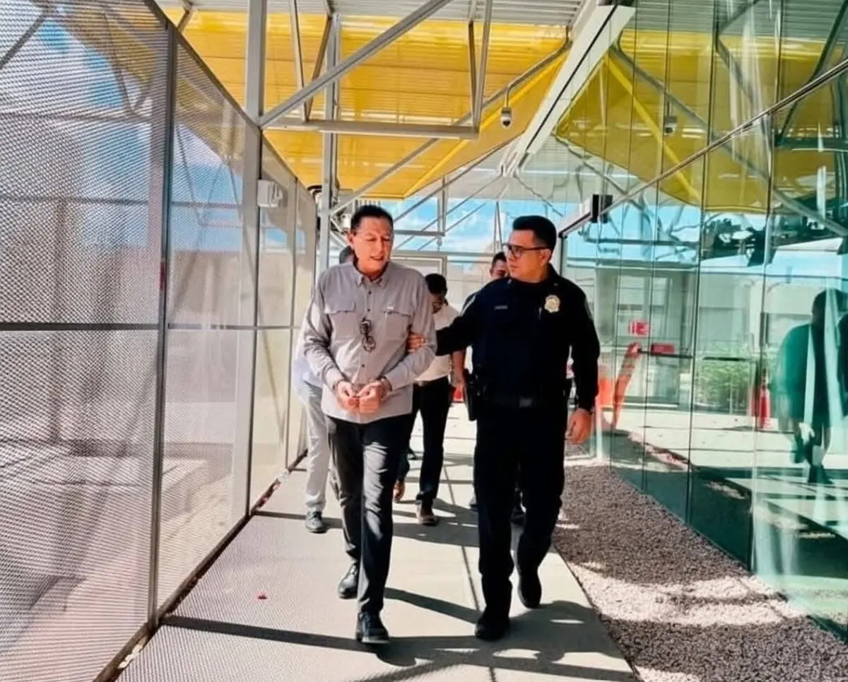  El alcalde Cesar Iván Sandoval Gámez fue esposado por elementos del CBP. 