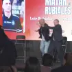 Presentación de libro de Luis Rubiales termina en caos: su tío lo agrede con huevos