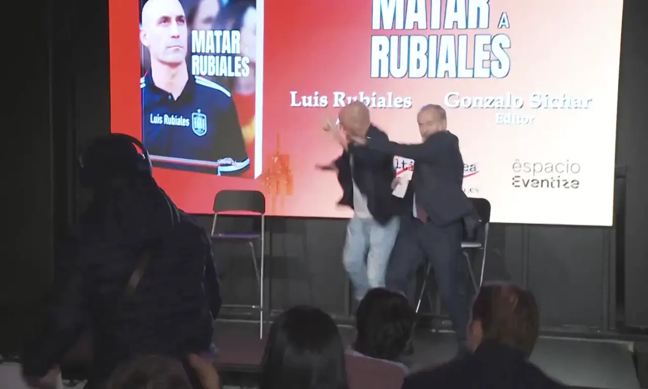  Presentación de libro de Luis Rubiales termina en caos: su tío lo agrede con huevos 